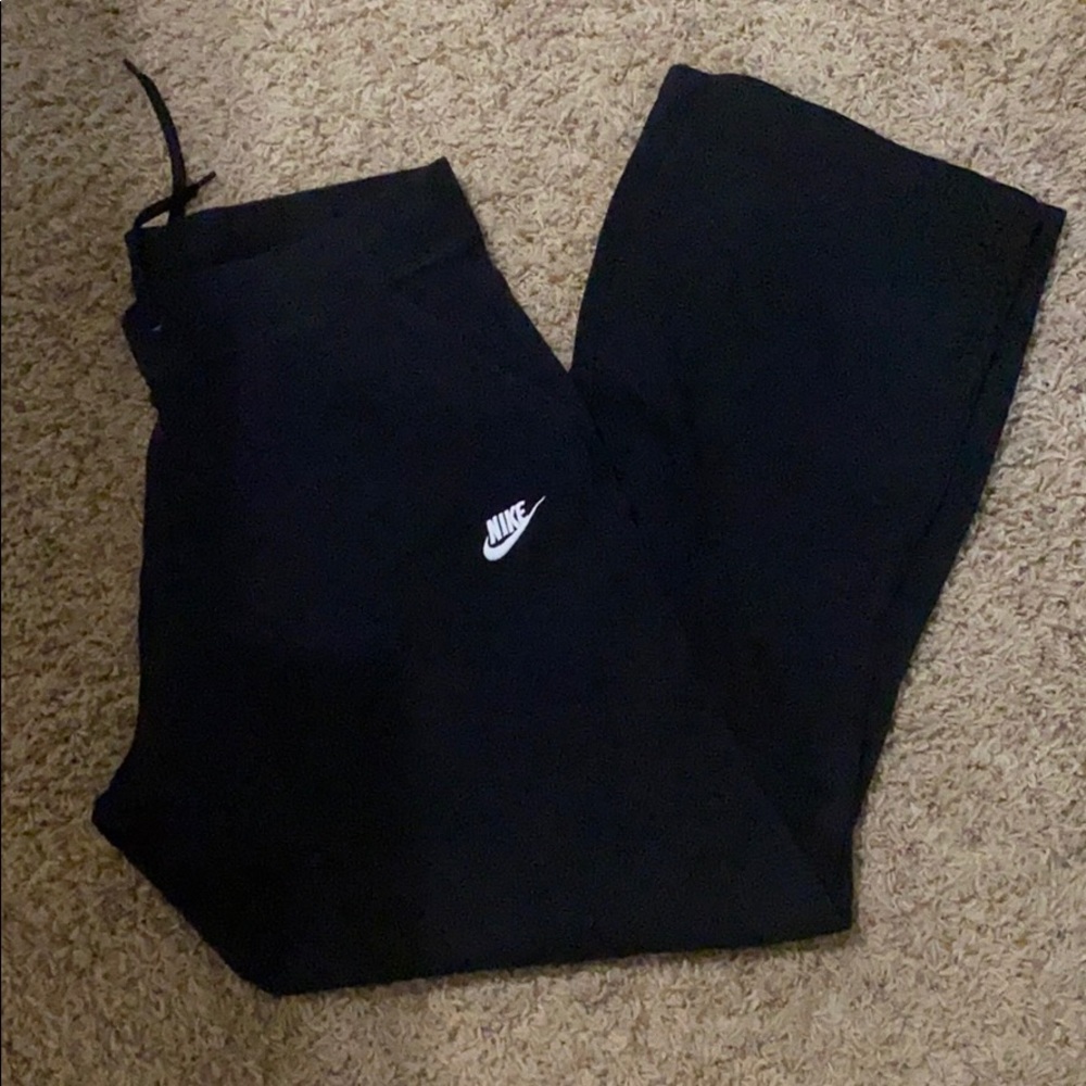 Women’s Nike wide leg sweatpants with pockets